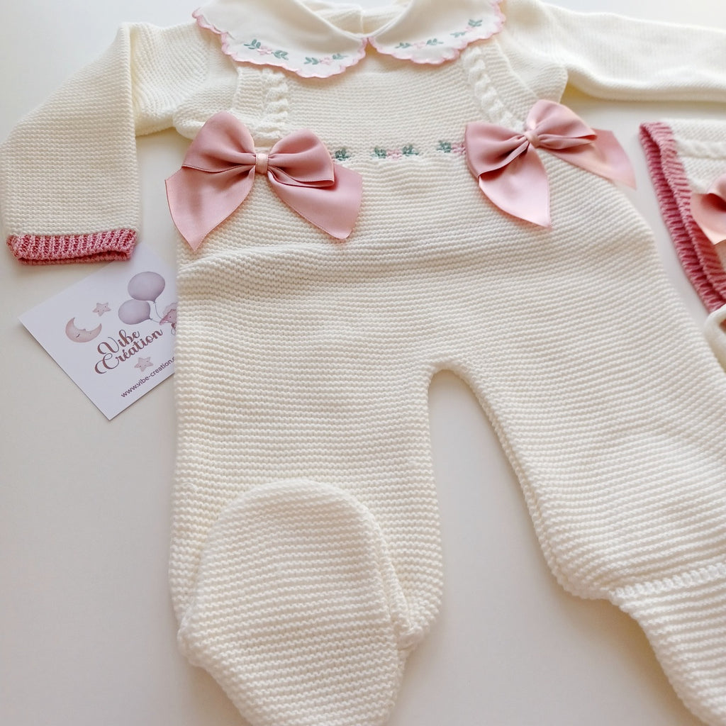 Ensemble Personnalisable salopette longue, pull et bonnet en maille pour bébé. Modèle Rose,  Ivoire- Rose poudré