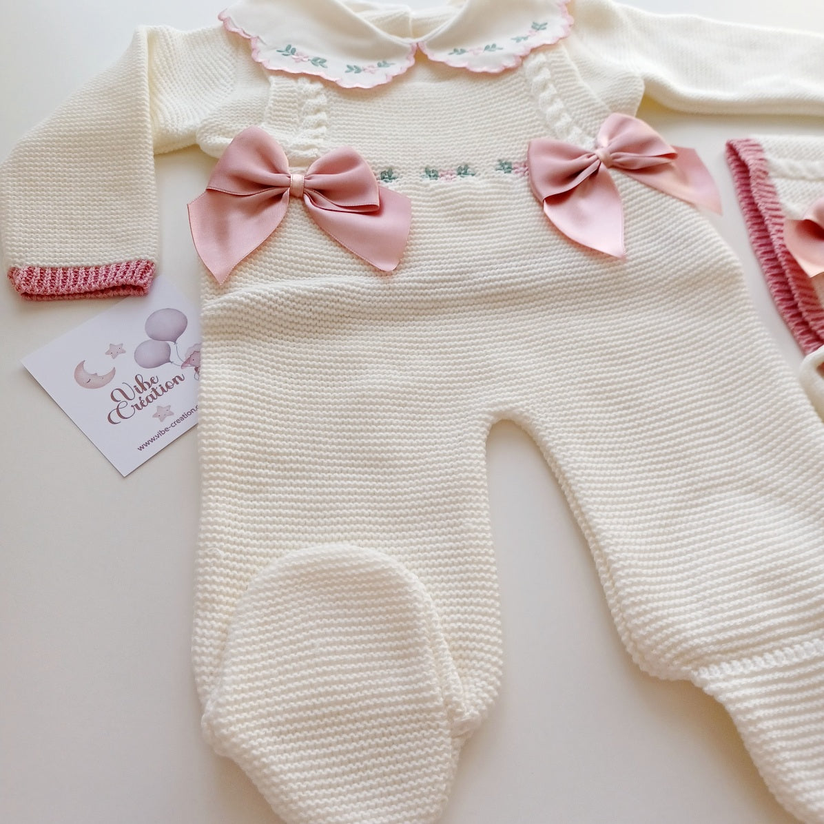 Ensemble Personnalisable salopette longue, pull et bonnet en maille pour bébé. Modèle Rose,  Ivoire- Rose poudré