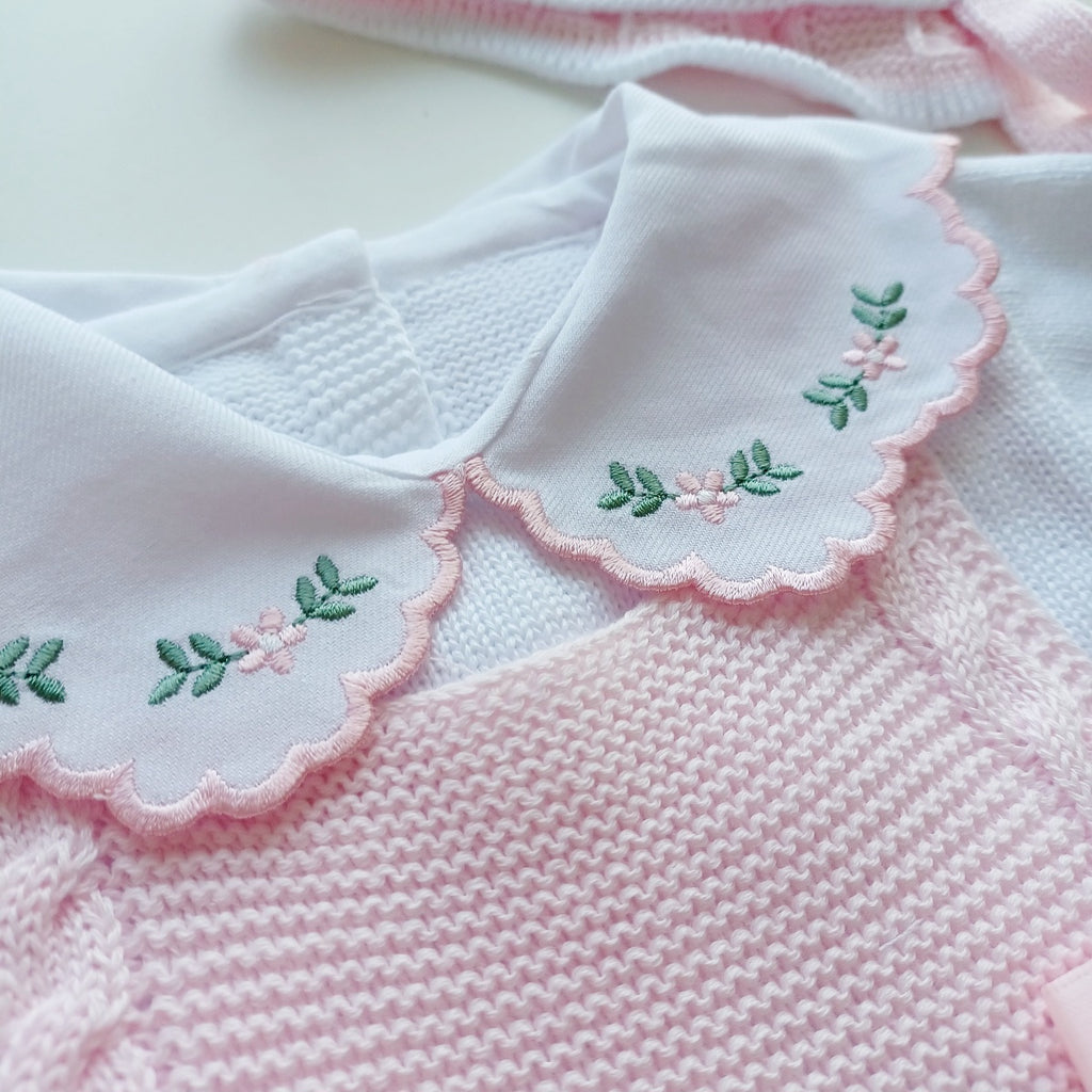 Ensemble Personnalisable salopette courte, pull et bonnet en maille pour bébé. Modèle Rose, Baby rose.