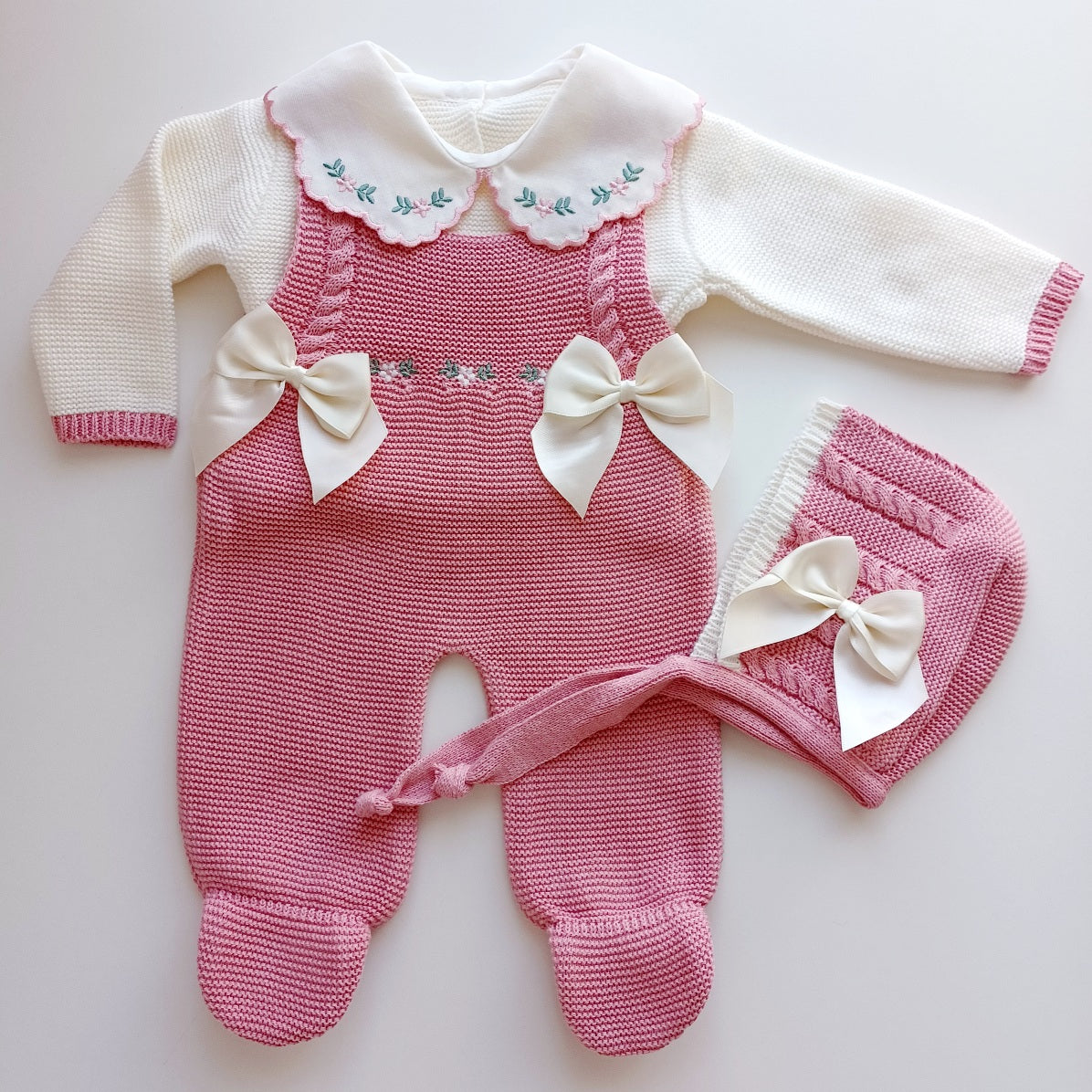 Ensemble Personnalisable salopette longue, pull et bonnet en maille pour bébé. Rose Rose Poudré