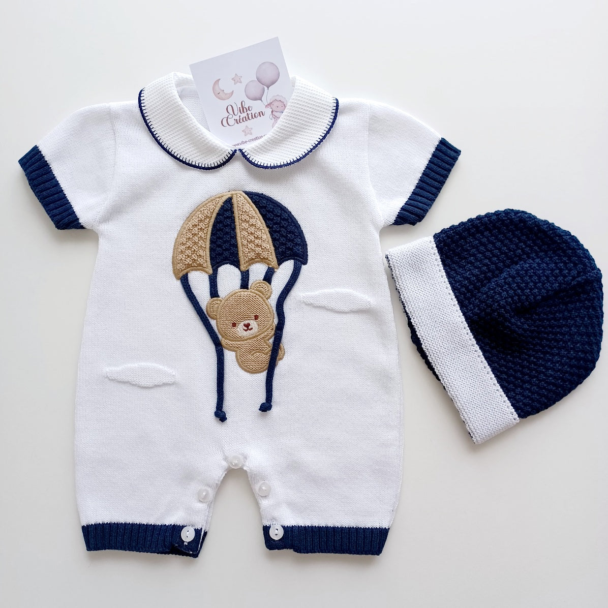 Ensemble Combinaison et bonnet en maille pour bébé. Ryan, bleu marine et blanc.