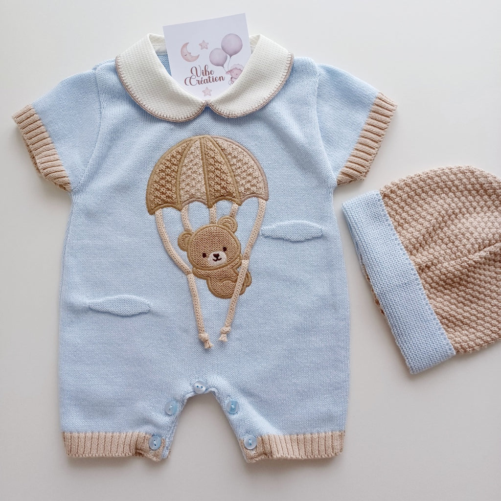 Ensemble Combinaison et bonnet en maille pour bébé. Ryan, bleu pastel et beige