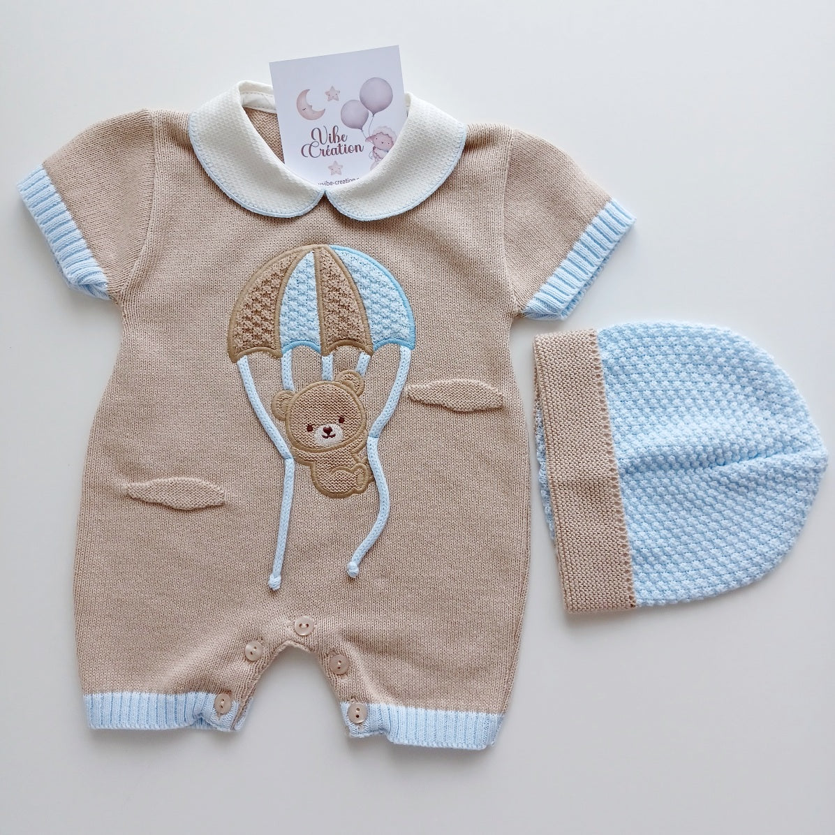 Ensemble Combinaison et bonnet en maille pour bébé. Ryan, beige et bleu pastel.