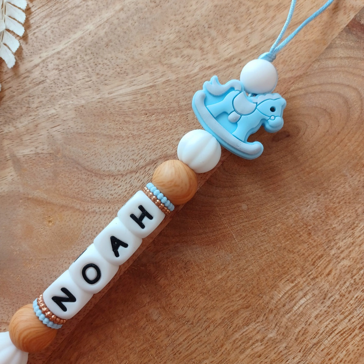 Attache tétine silicone, bleu, caramel. Cheval bascule Noah