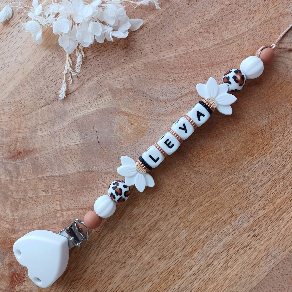 Attache tétine personnalisée,  blanc, léopard,  clip coeur. Lilou