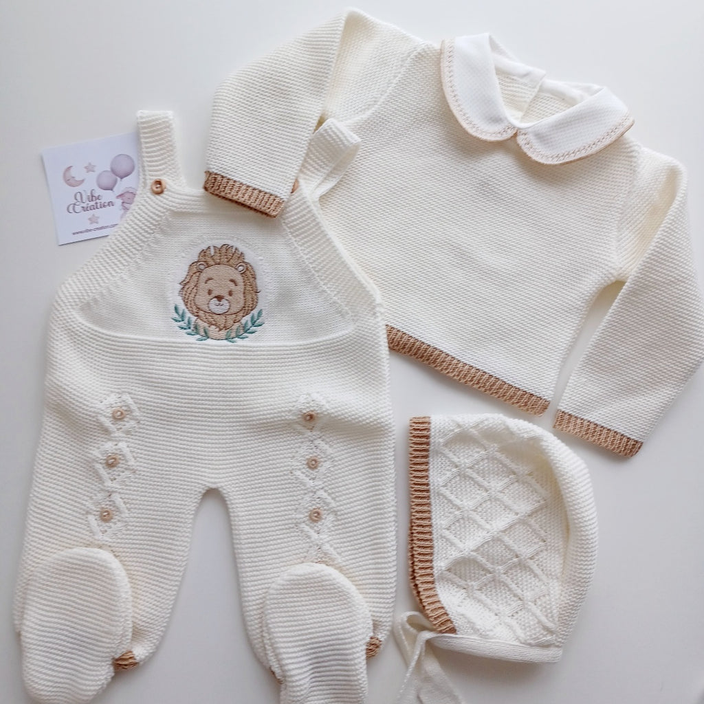 Ensemble Personnalisable salopette longue, pull et bonnet en maille pour bébé. Modèle Léo, Lion Ivoire