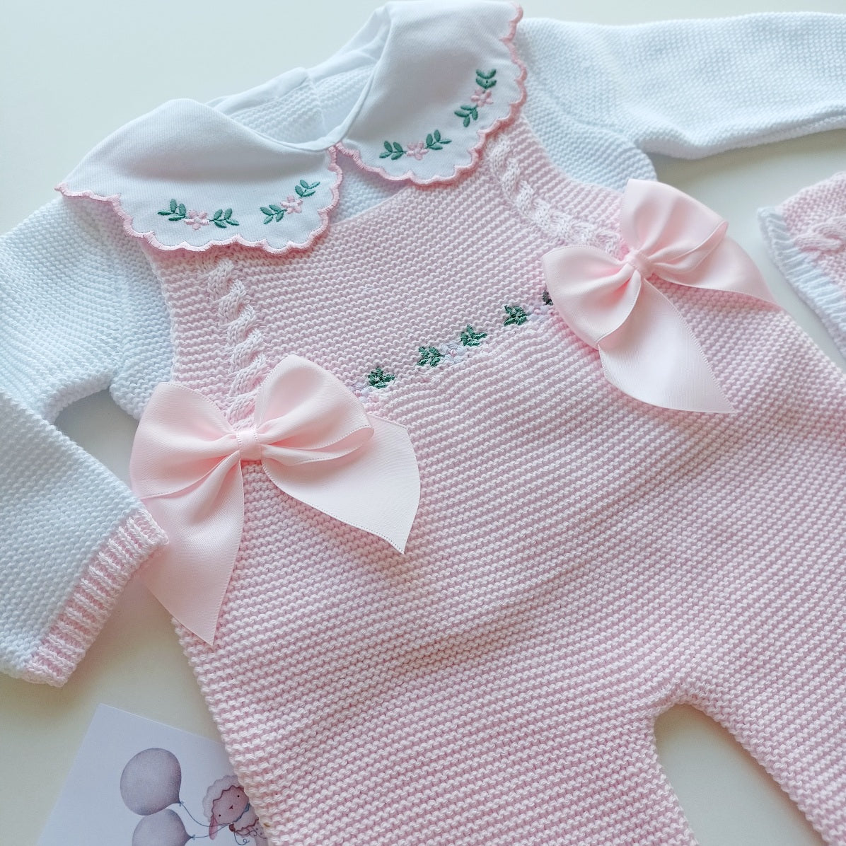 Ensemble Personnalisable salopette longue, pull et bonnet en maille pour bébé. Modèle Rose , Rose-blanc.