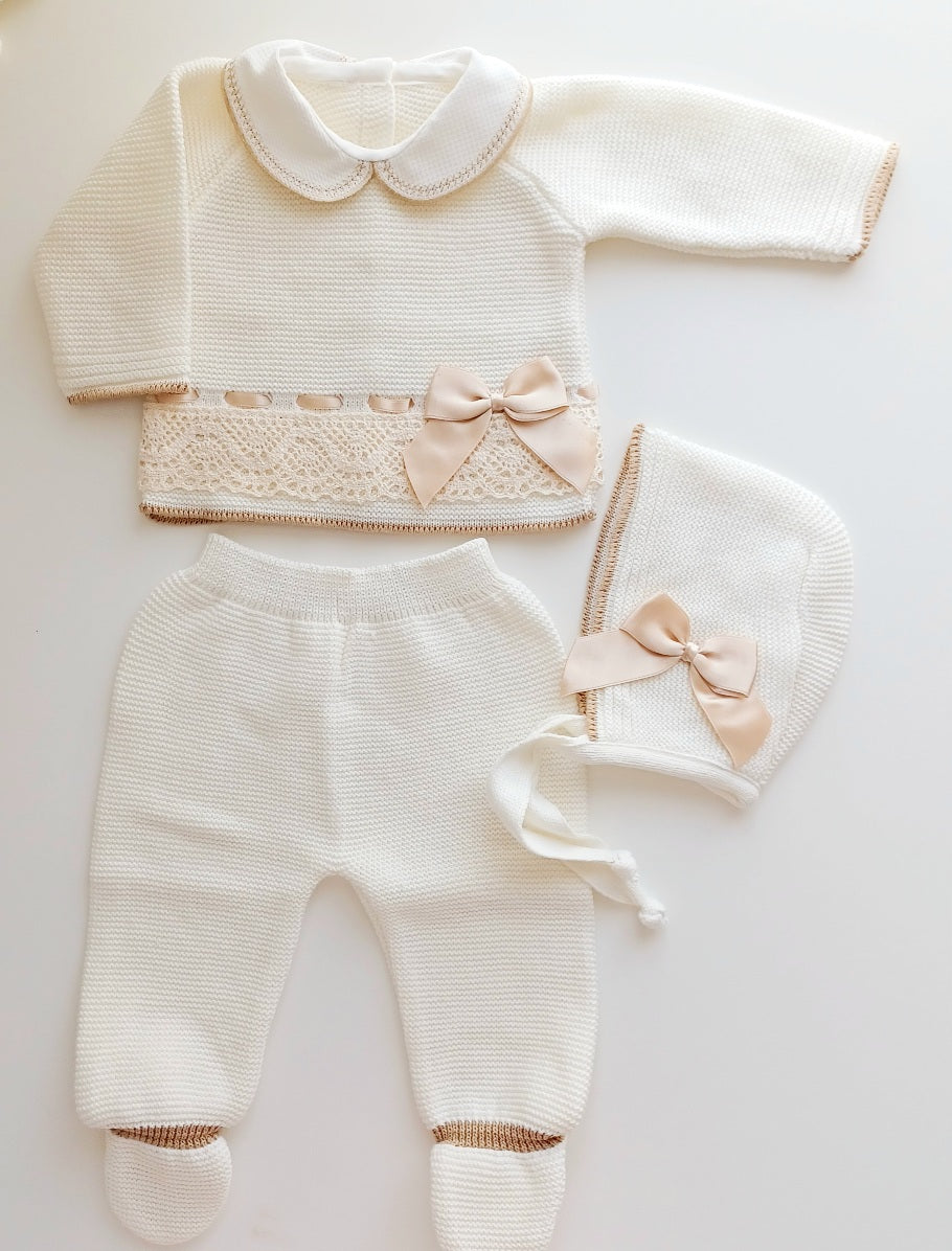 Ensemble Personnalisable pull manches longues, pantalon et bonnet en maille pour bébé. Ines Ivoire