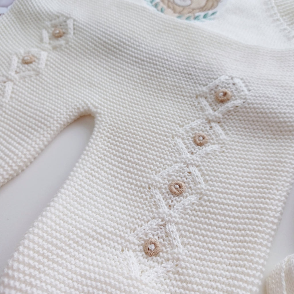 Ensemble Personnalisable salopette longue, pull et bonnet en maille pour bébé. Modèle Léo, Lion Ivoire