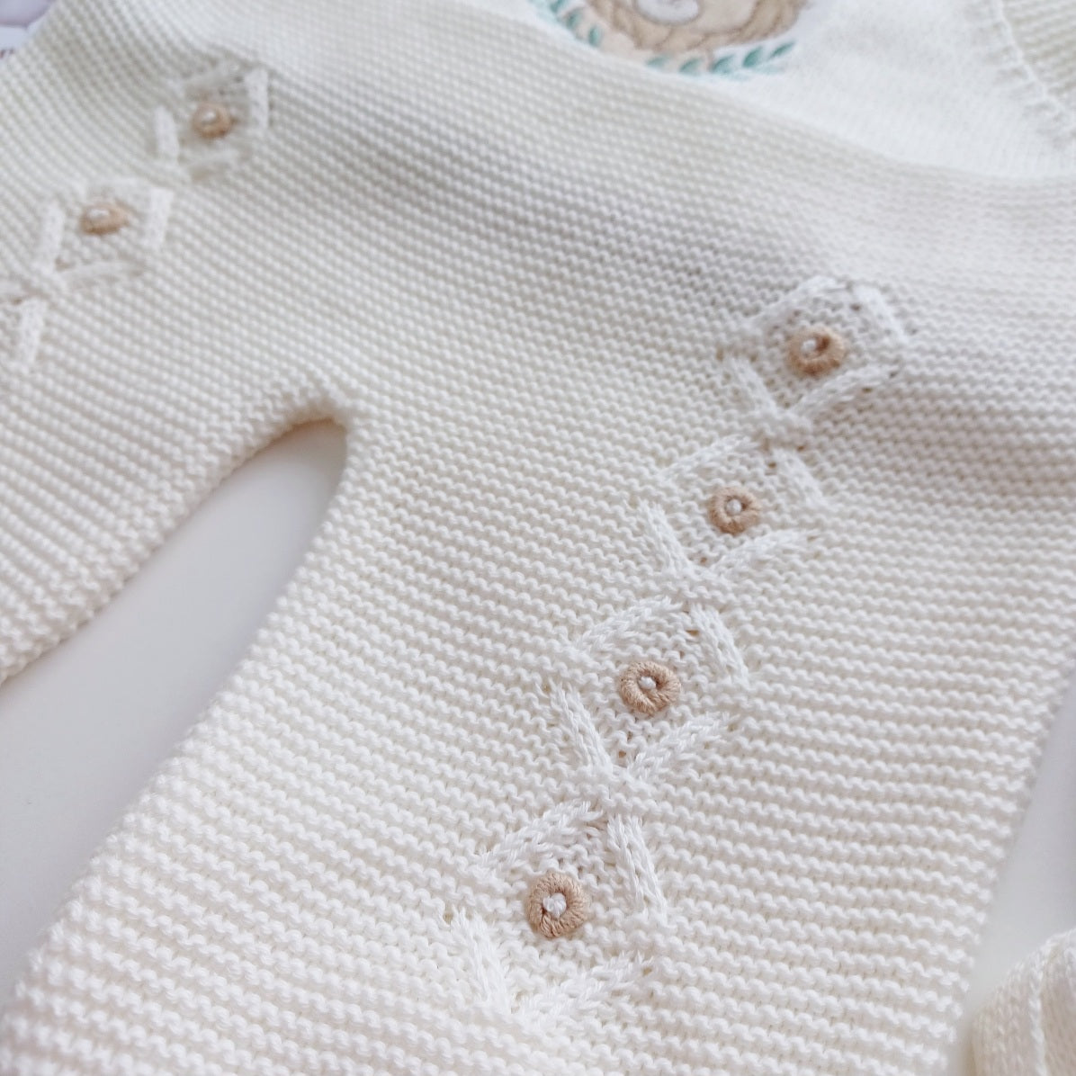 Ensemble Personnalisable salopette longue, pull et bonnet en maille pour bébé. Modèle Léo, Lion Ivoire