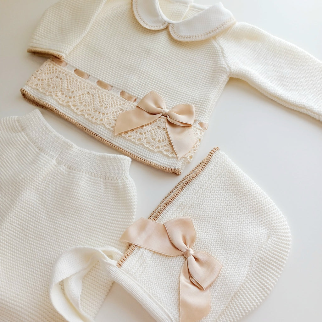 Ensemble Personnalisable pull manches longues, pantalon et bonnet en maille pour bébé. Ines Ivoire