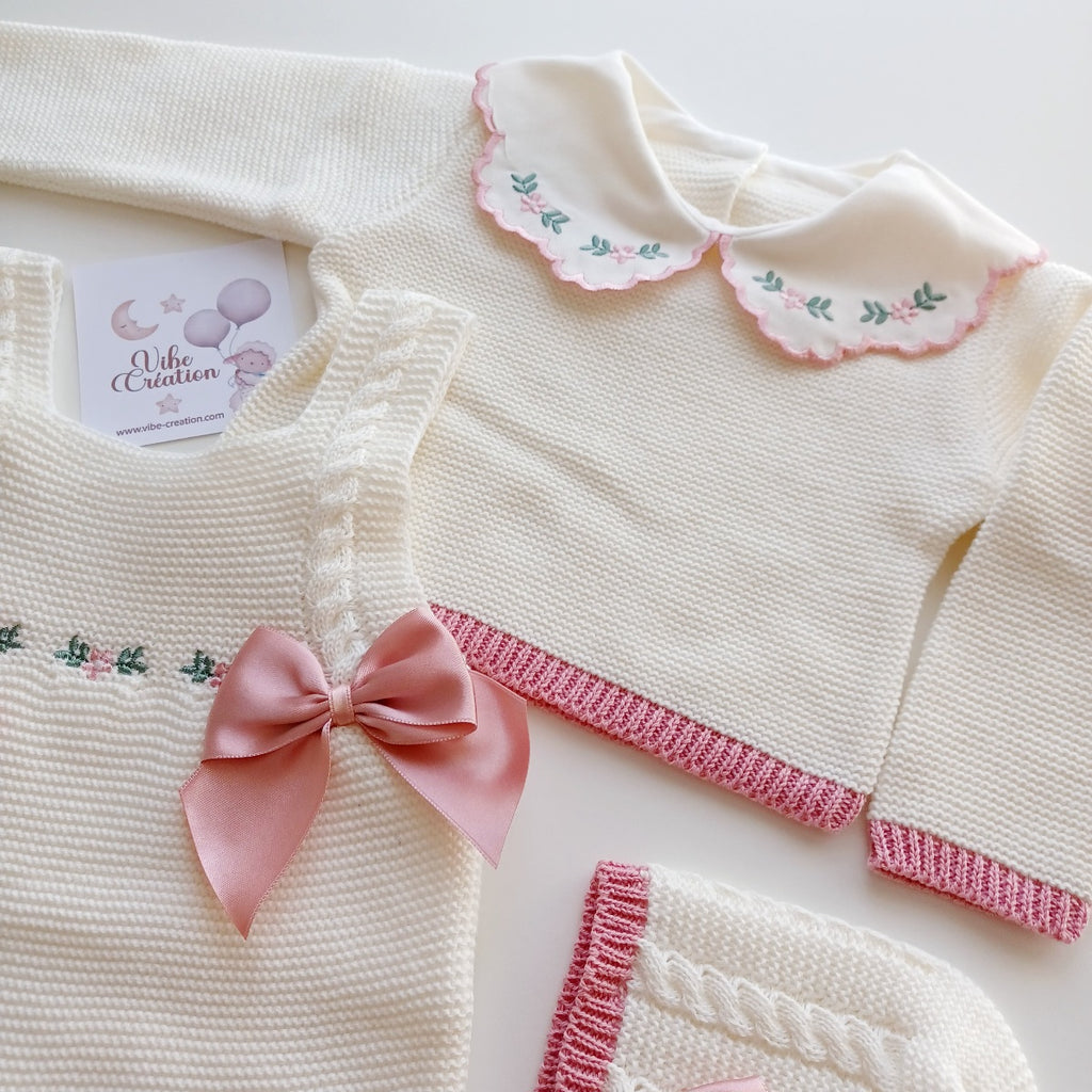 Ensemble Personnalisable salopette longue, pull et bonnet en maille pour bébé. Modèle Rose,  Ivoire- Rose poudré
