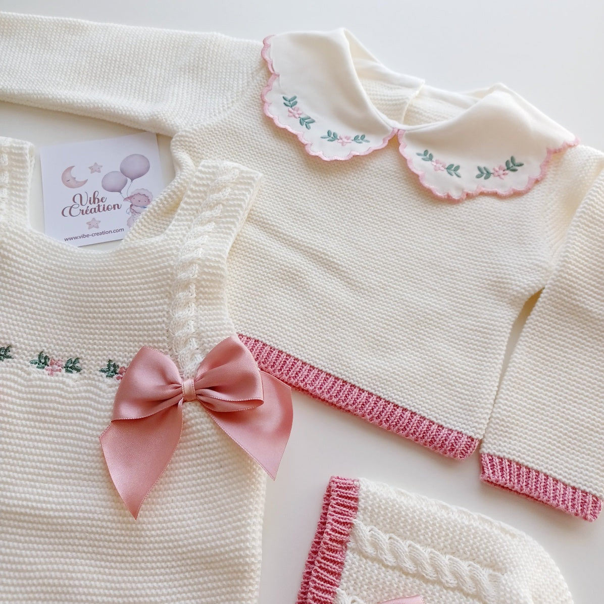 Ensemble Personnalisable salopette longue, pull et bonnet en maille pour bébé. Modèle Rose,  Ivoire- Rose poudré