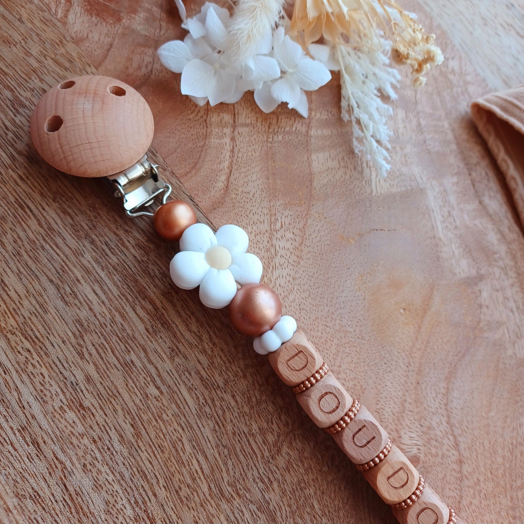 Attache tétine en silicone et bois personnalisable, superbe idée cadeau pour nouveaux né, jeunes parents.