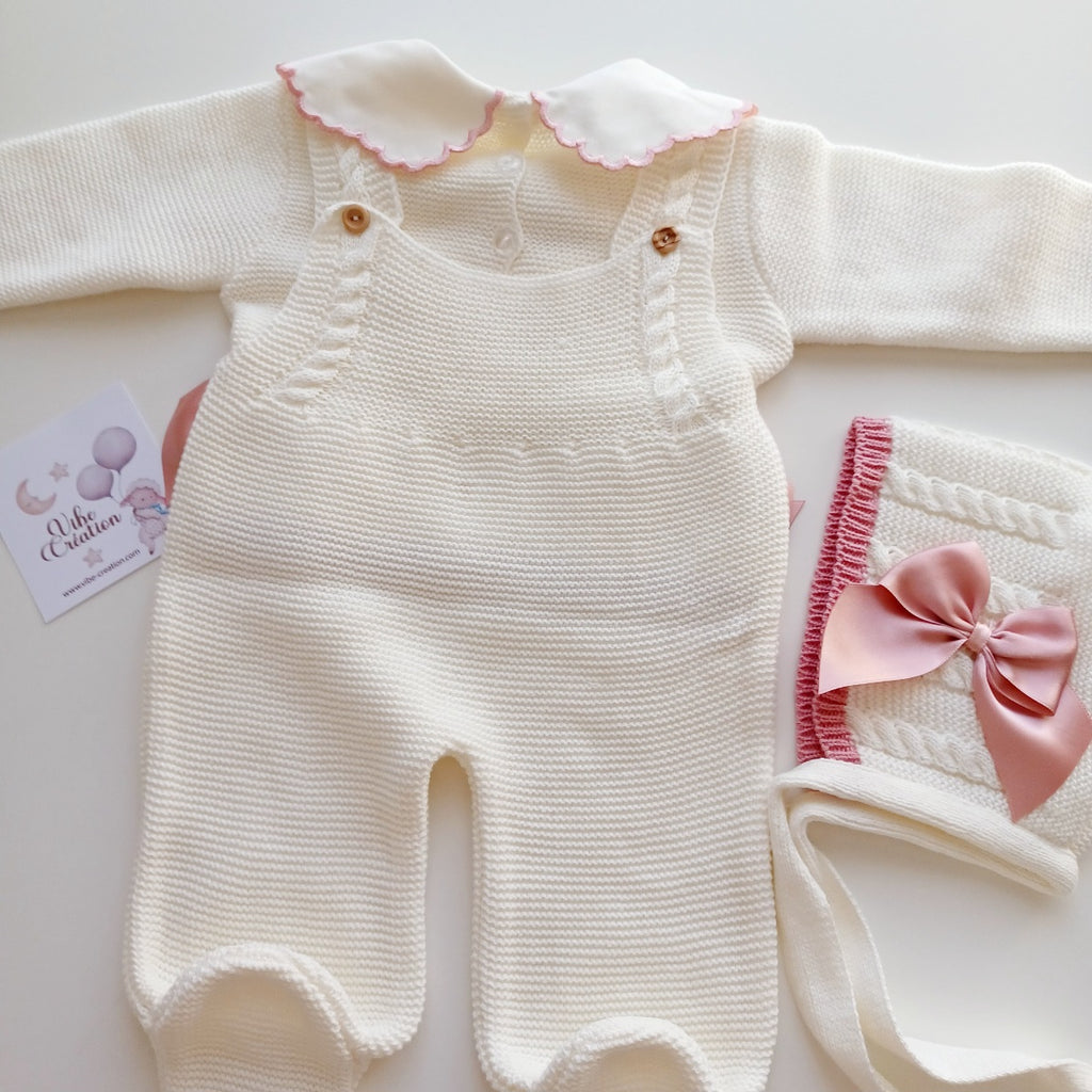 Ensemble Personnalisable salopette longue, pull et bonnet en maille pour bébé. Modèle Rose,  Ivoire- Rose poudré