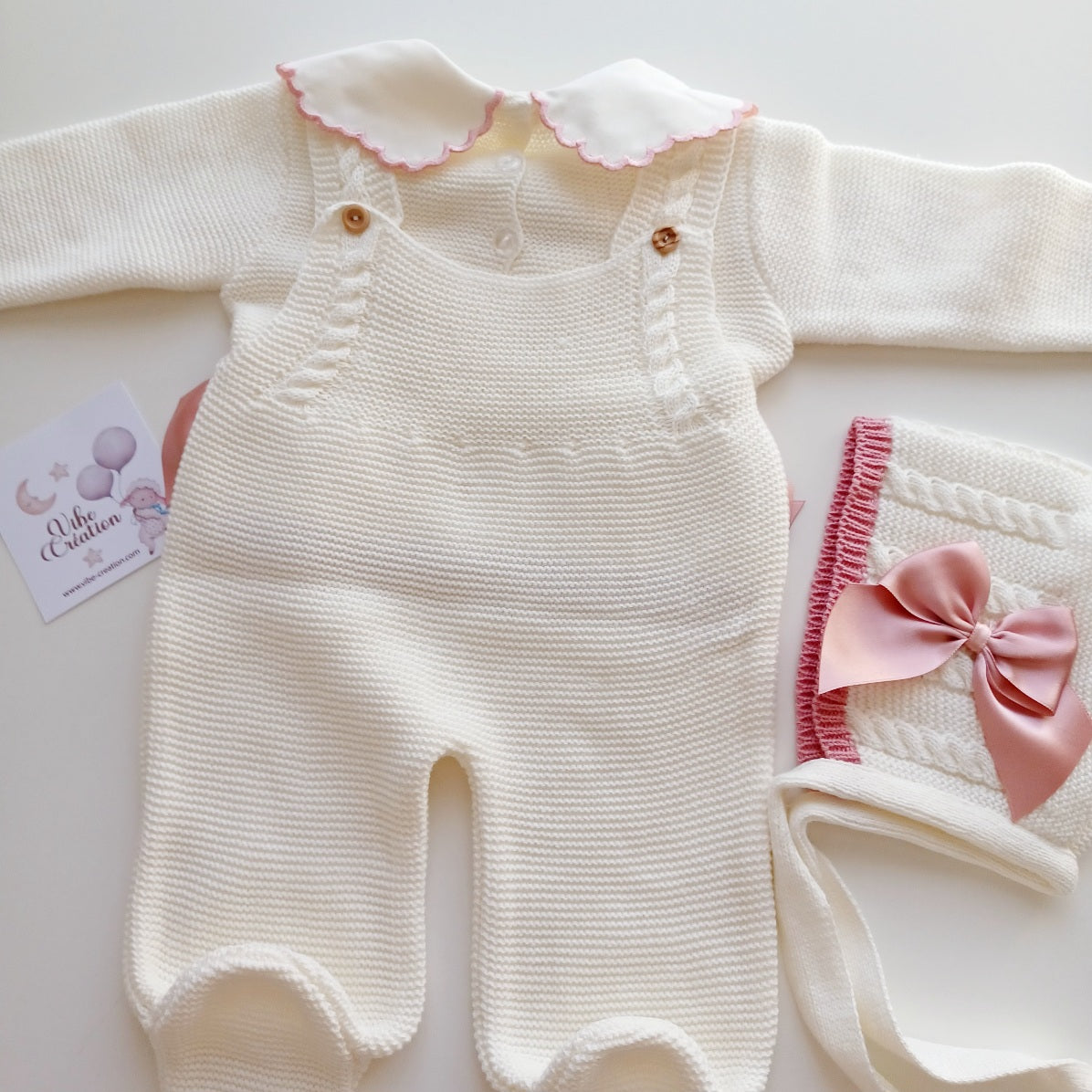 Ensemble Personnalisable salopette longue, pull et bonnet en maille pour bébé. Modèle Rose,  Ivoire- Rose poudré