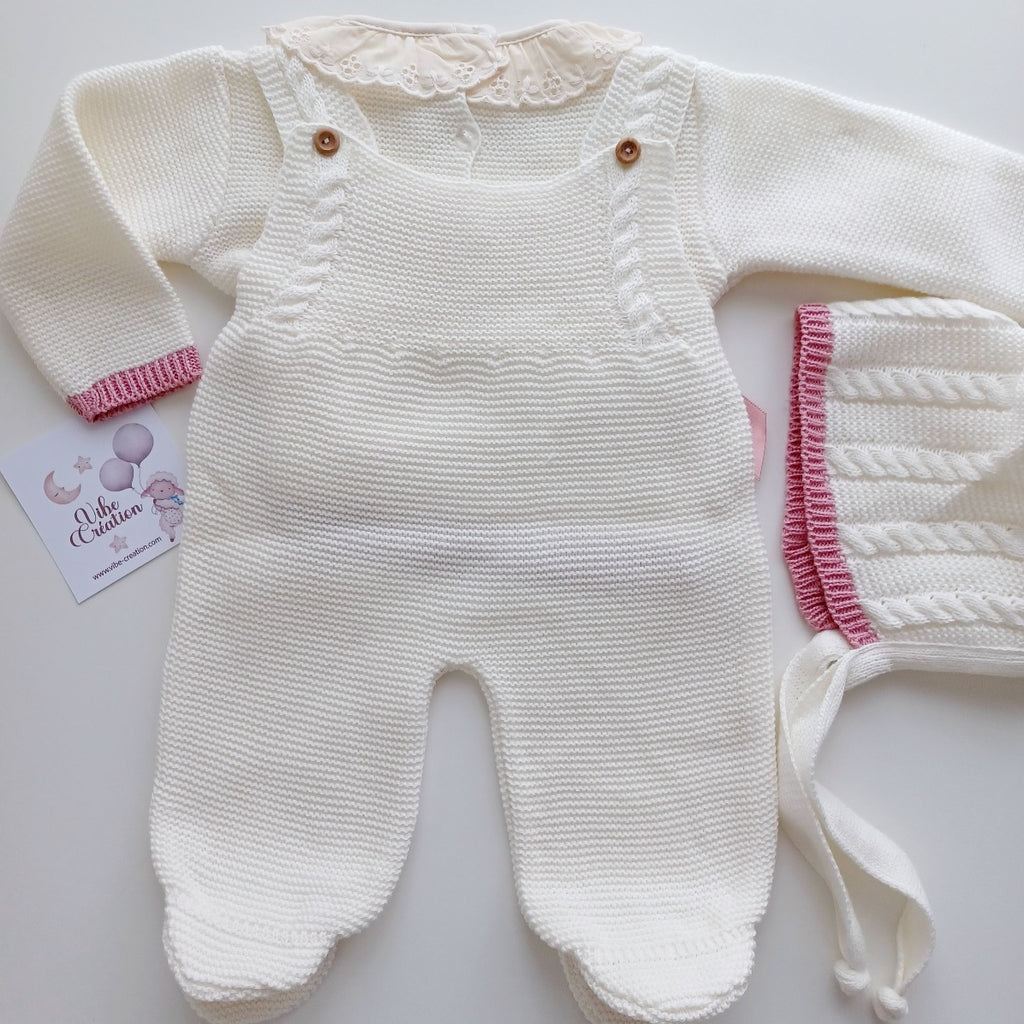 Ensemble salopette manches longues, pull et bonnet en maille pour bébé. Alma, ivoire.