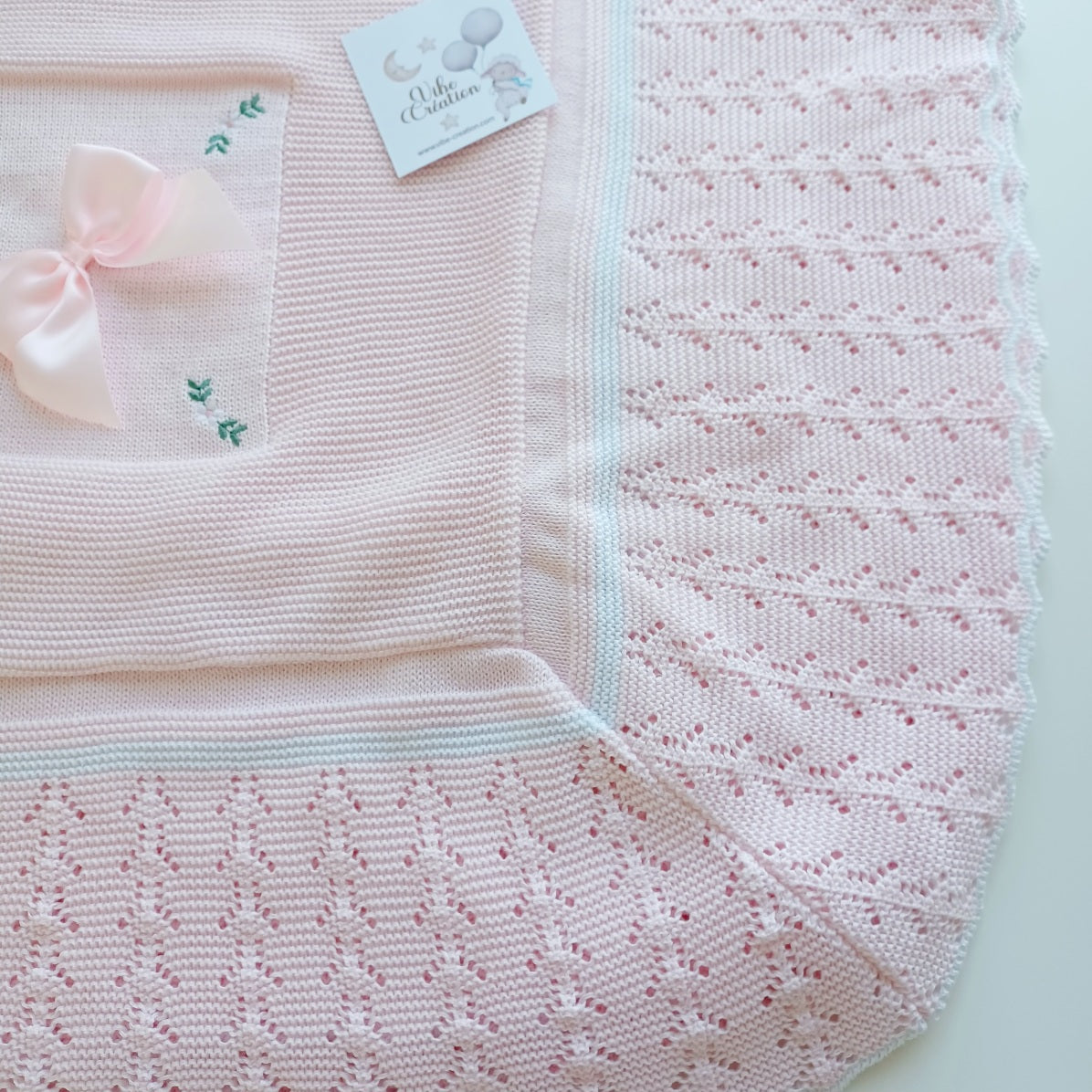 Couverture bébé tricot coton, personnalisable. Modèle Rose, Couleur Rose Bébé-Blanc
