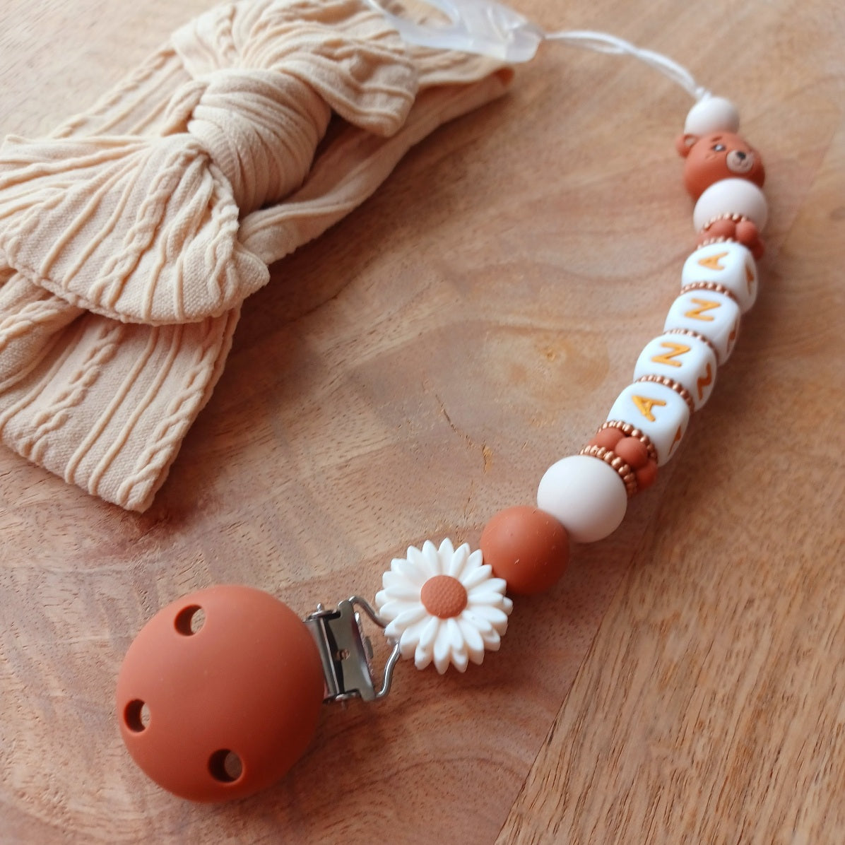 Attache-Tétine Personnalisée Prénom Bébé Terracota avec Ourson en Silicone. Anna