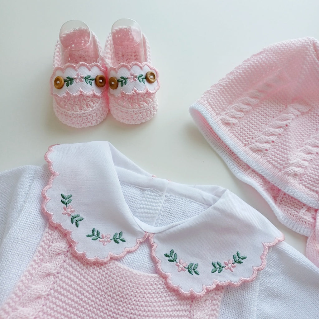 Ensemble Personnalisable salopette courte, pull et bonnet en maille pour bébé. Modèle Rose, Baby rose.