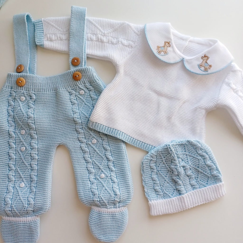 Ensemble Personnalisable salopette longue, pull et bonnet en maille pour bébé. Noah, Cheval bleu bébé