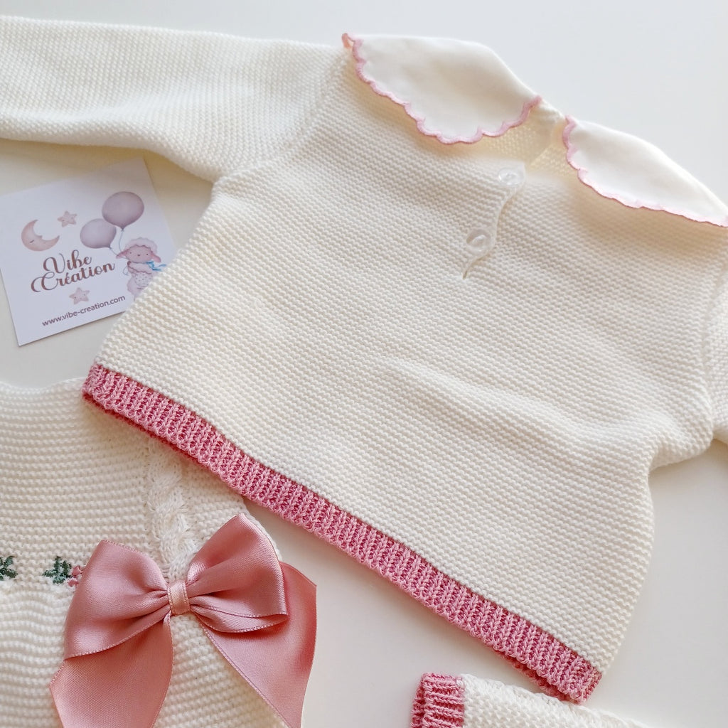 Ensemble Personnalisable salopette longue, pull et bonnet en maille pour bébé. Modèle Rose,  Ivoire- Rose poudré
