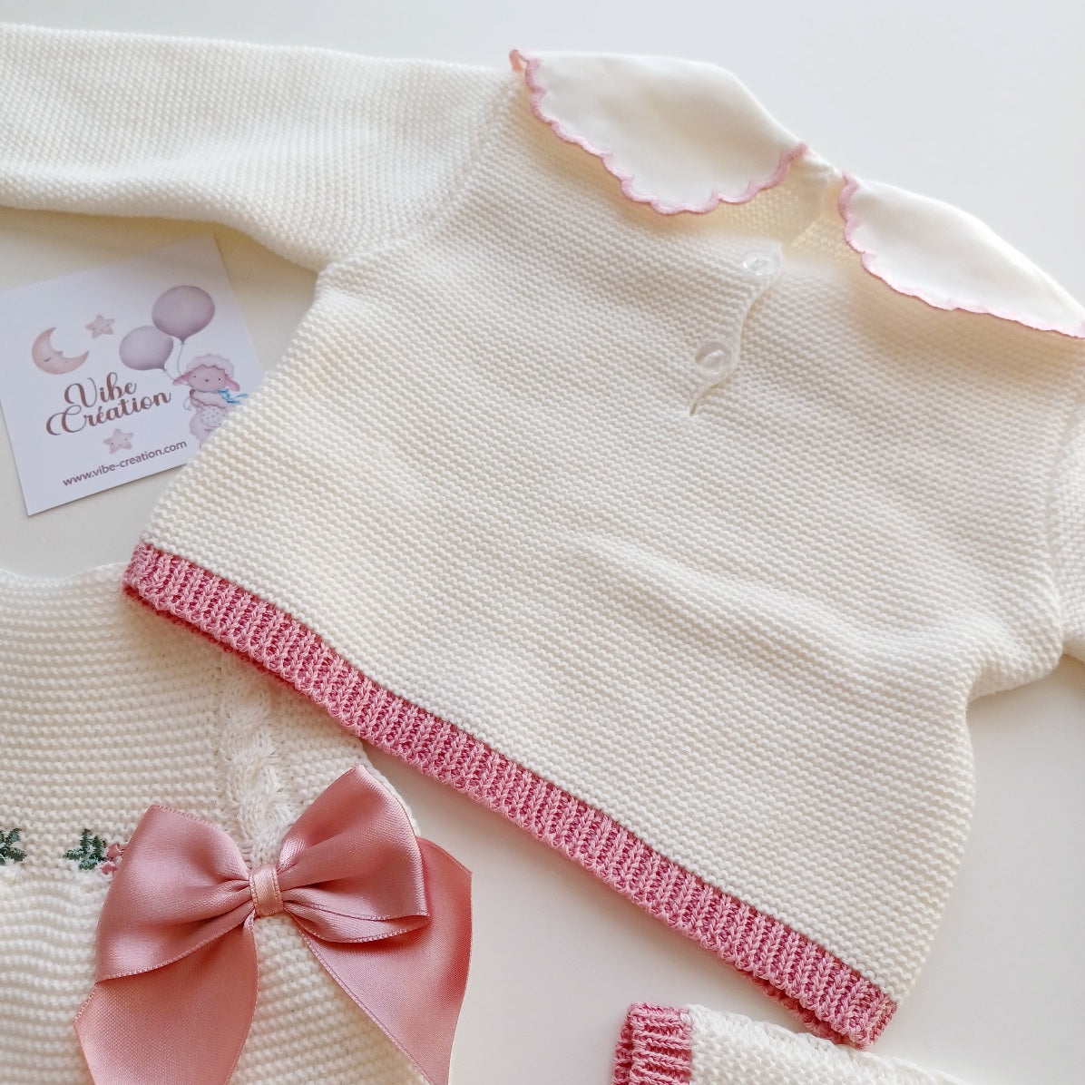 Ensemble Personnalisable salopette longue, pull et bonnet en maille pour bébé. Modèle Rose,  Ivoire- Rose poudré