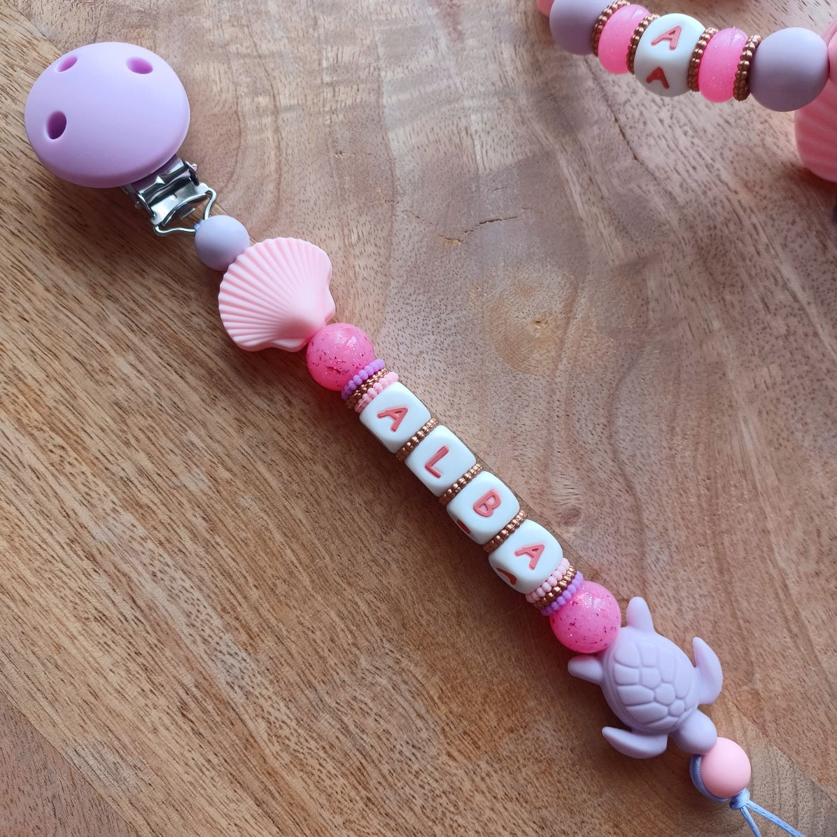 Attache Tétine & Anneau de Dentition en Silicone | Cadeau de Naissance. Coffret Bébé Personnalisé Coquillage Rose. Alba