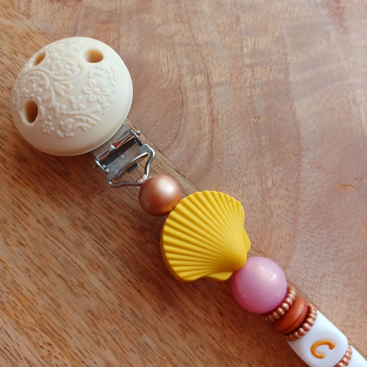 Attache Tétine, Anneau de Dentition Personnalisés Hippocampe & Coquillage Ocre – Silicone Alimentaire Bébé | Cadeau de Naissance. Coco