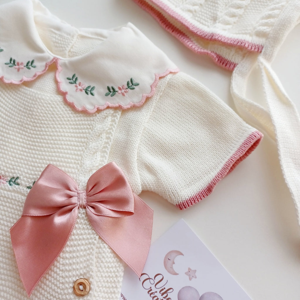 Ensemble Personnalisable salopette courte, pull et bonnet en maille pour bébé. Modèle Rose, Ivoire.