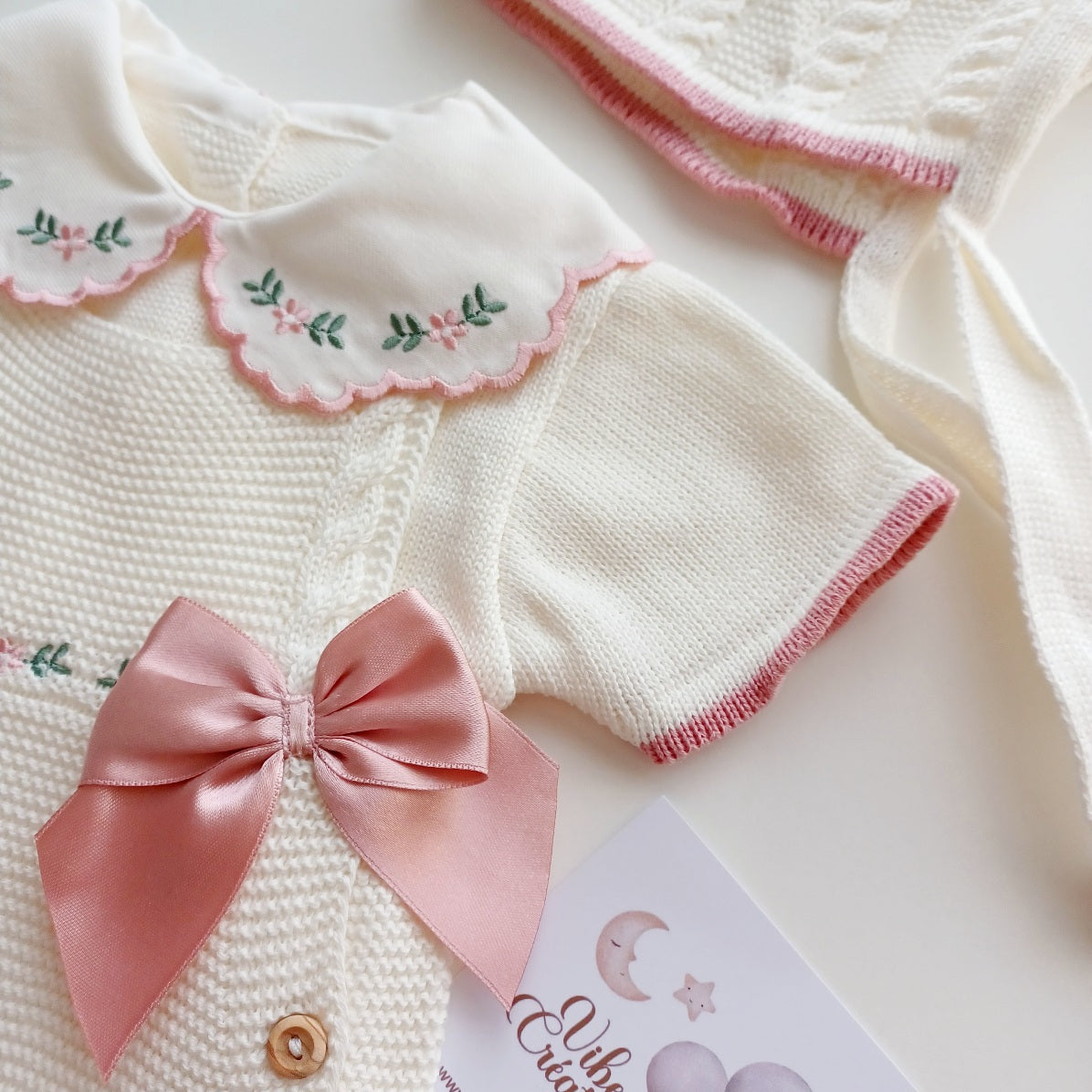 Ensemble Personnalisable salopette courte, pull et bonnet en maille pour bébé. Modèle Rose, Ivoire.
