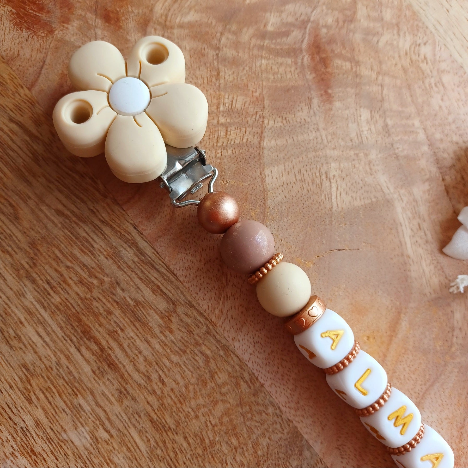 Attache tétine silicone, Fleur crème-chocolat.