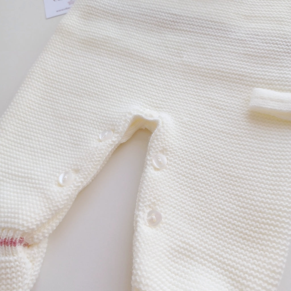 Ensemble Personnalisable salopette manches longues, pull et bonnet en maille pour bébé. Sarah Ivoire