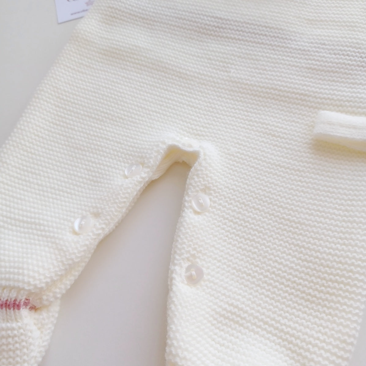 Ensemble Personnalisable salopette manches longues, pull et bonnet en maille pour bébé. Sarah Ivoire