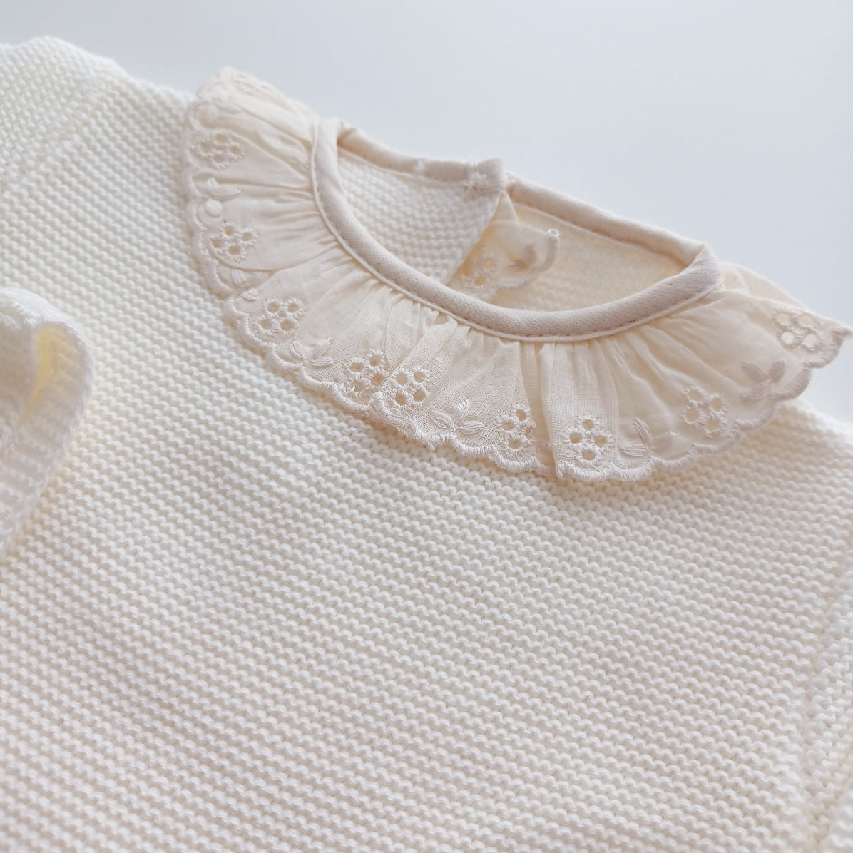 Ensemble salopette manches longues, pull et bonnet en maille pour bébé. Alma, ivoire.