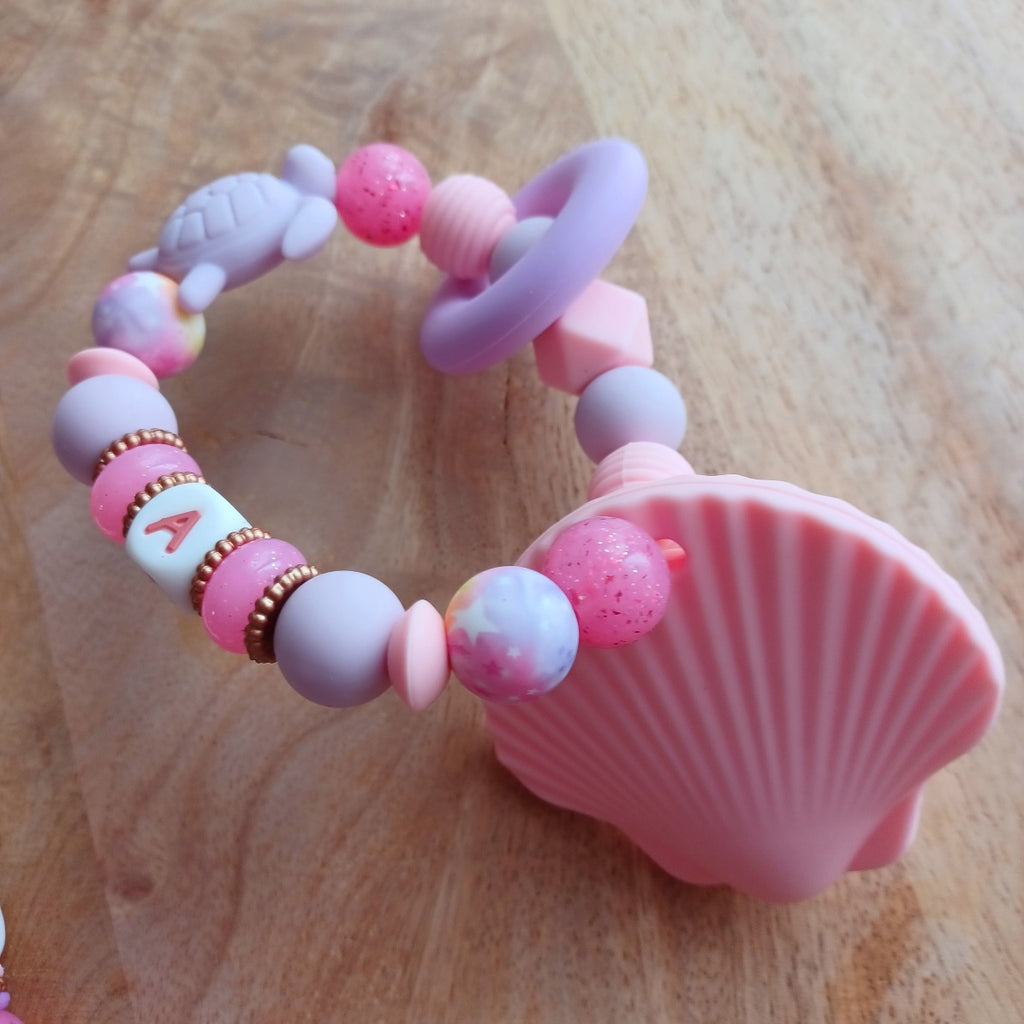 Attache Tétine & Anneau de Dentition en Silicone | Cadeau de Naissance. Coffret Bébé Personnalisé Coquillage Rose. Alba