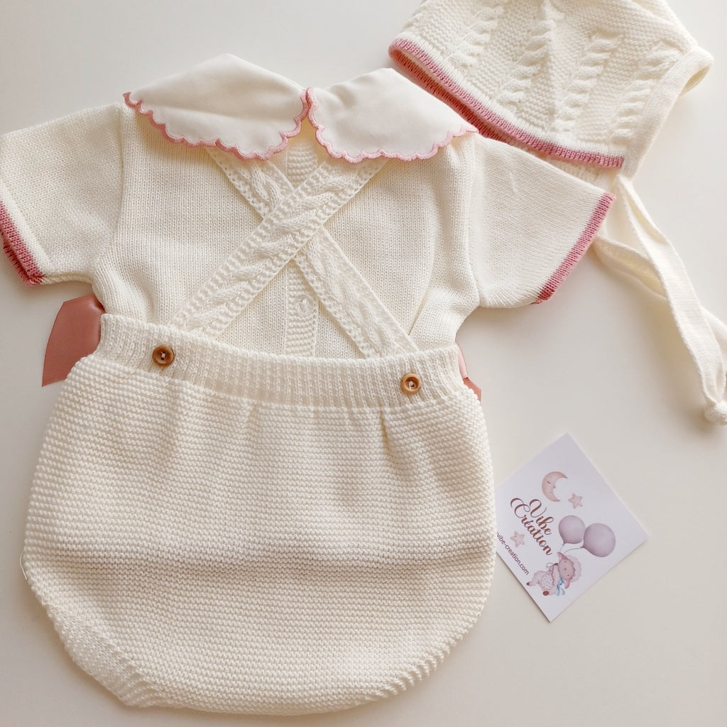Ensemble Personnalisable salopette courte, pull et bonnet en maille pour bébé. Modèle Rose, Ivoire.