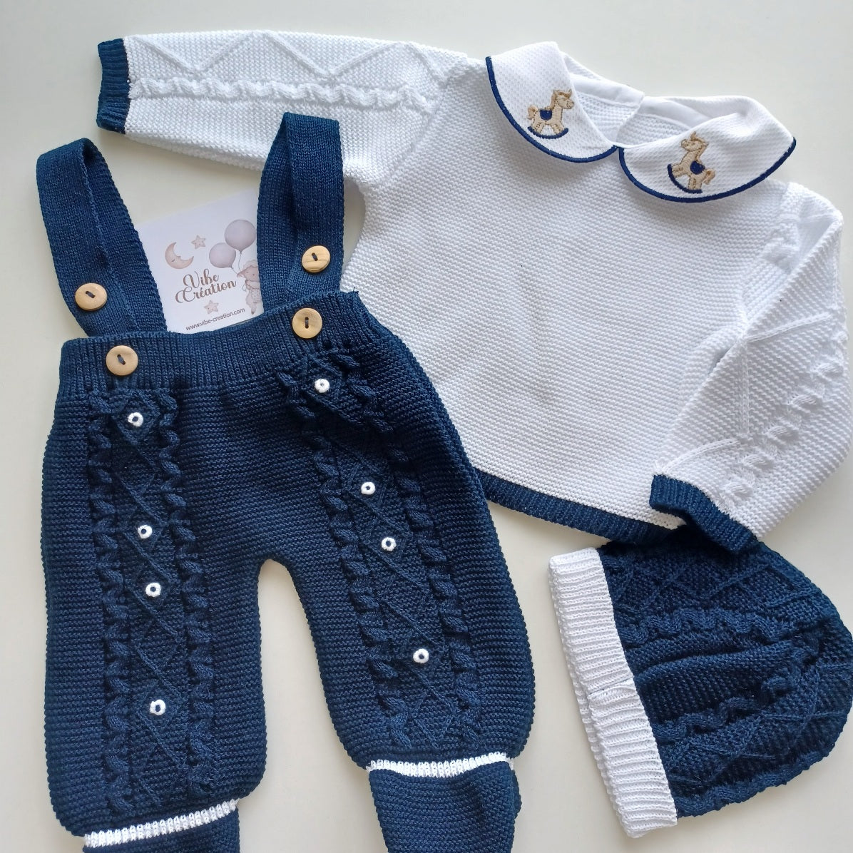 Ensemble Personnalisable salopette longue, pull et bonnet en maille pour bébé. Noah, Cheval bleu marine