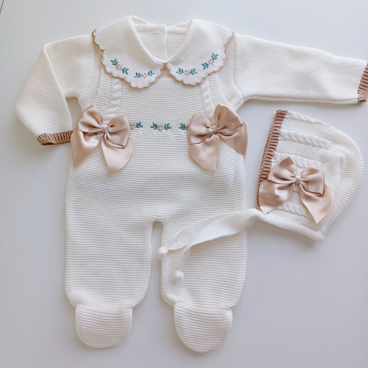 Ensemble Personnalisable salopette longue, pull et bonnet en maille pour bébé. Rose Ivoire-Camel