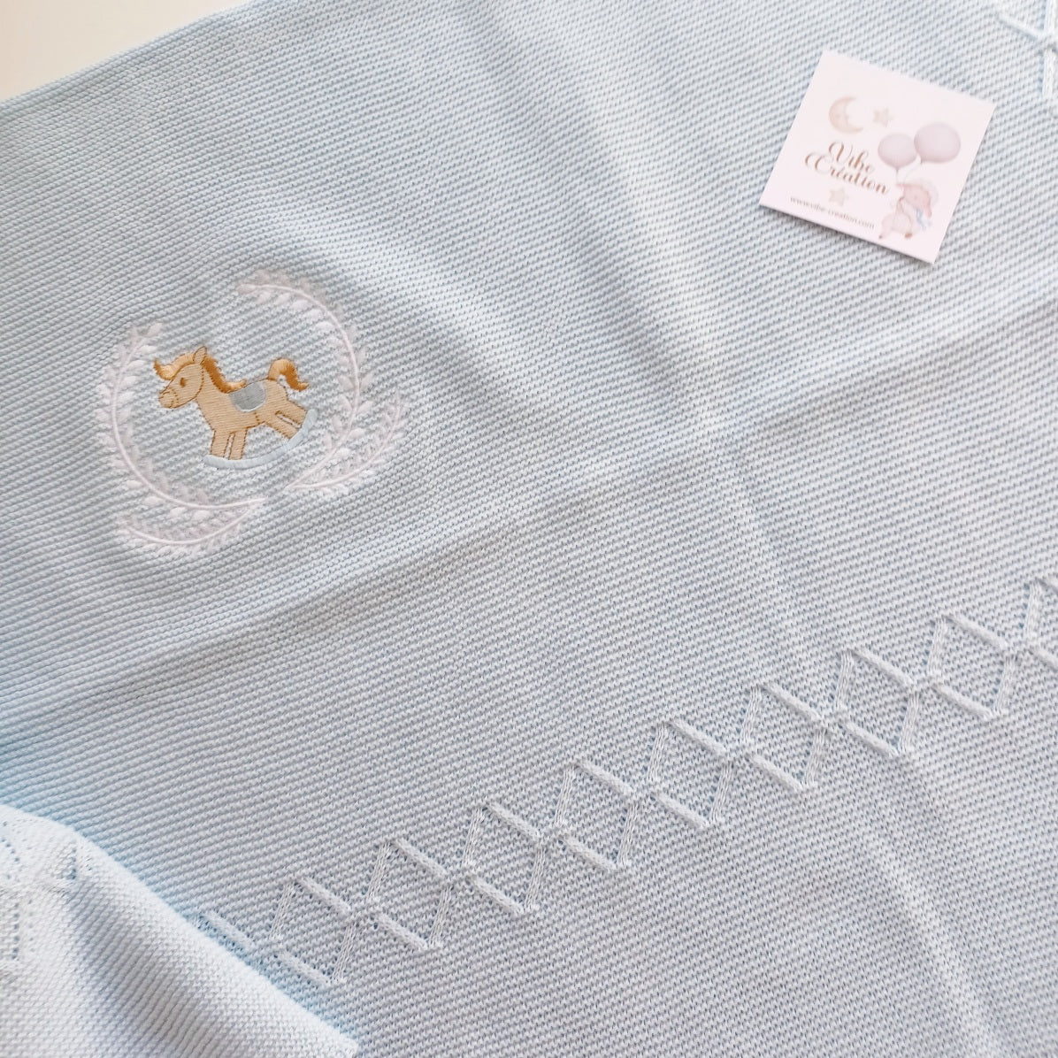 Couverture bébé tricot coton, personnalisable. Modèle Noah, Cheval Bleu pastel.
