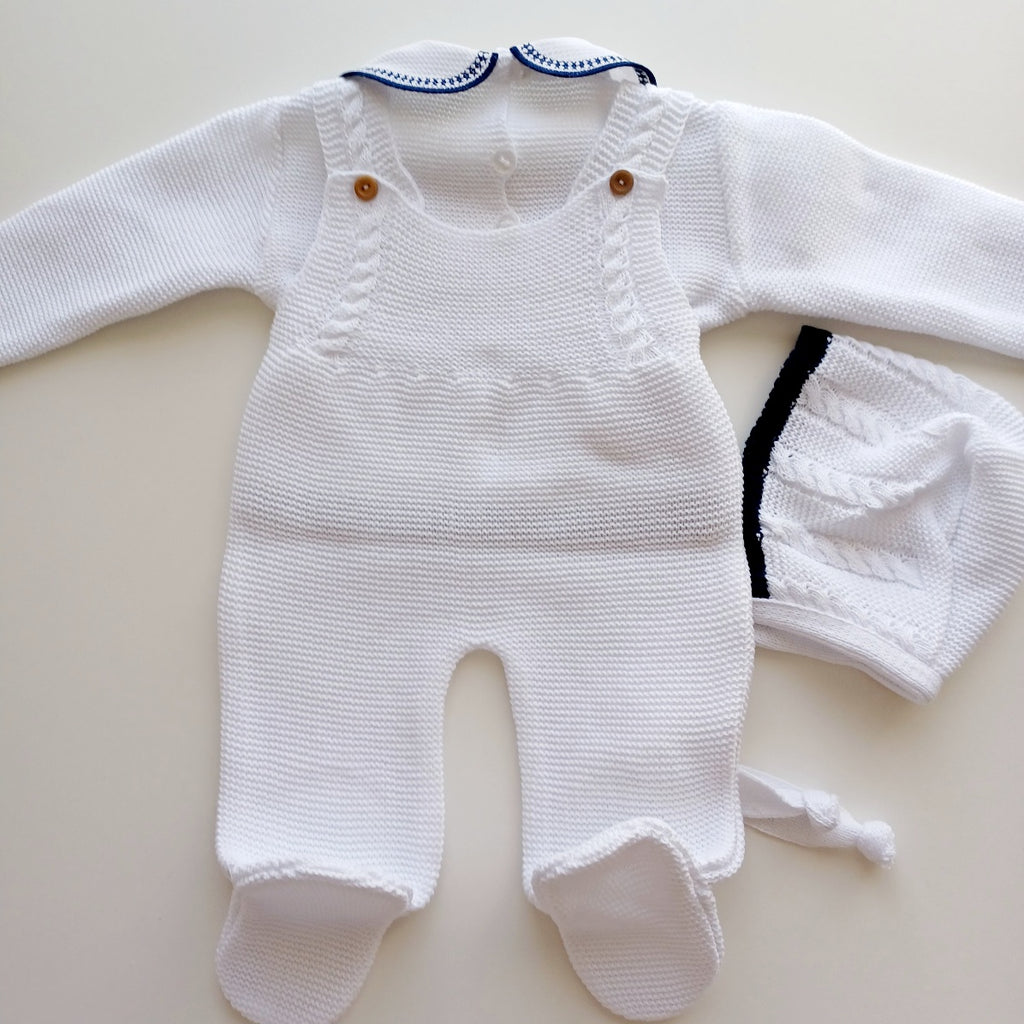 Ensemble Personnalisable salopette longue, pull et bonnet en maille pour bébé. Tony, Blanc-Bleu Marine
