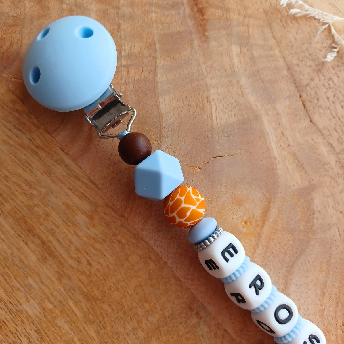 Attache Tétine Personnalisé Girafe Safari – Attache Sucette avec Prénom – Silicone Alimentaire Sans BPA – Cadeau Naissance Bébé Unique. Eros