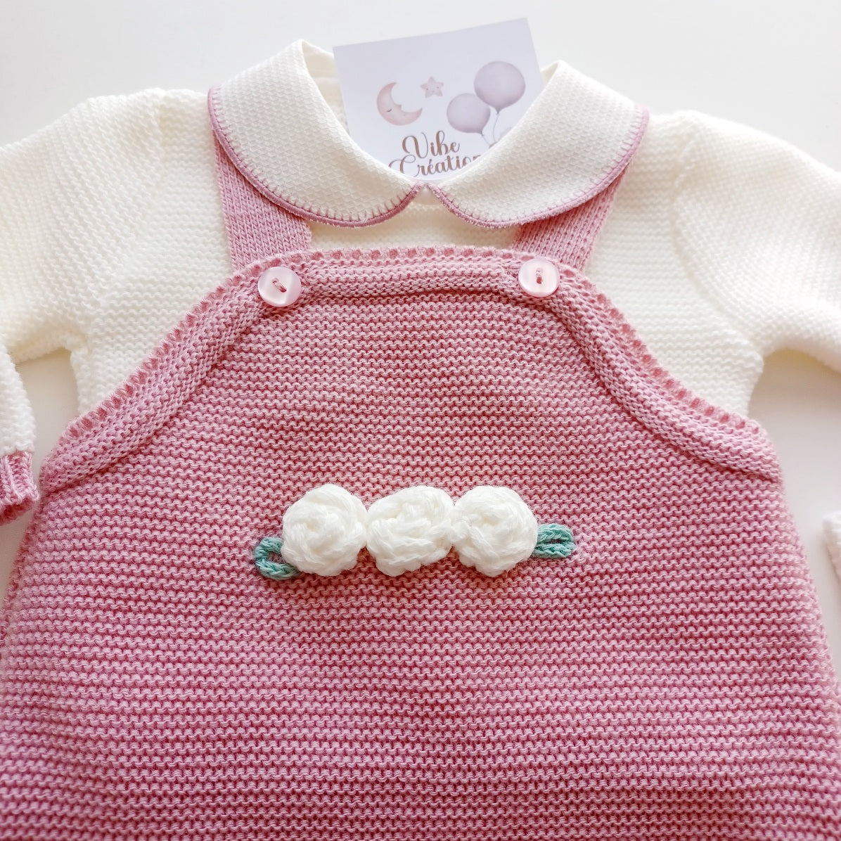 Ensemble salopette manches longues, pull et bonnet en maille pour bébé. Sarah Vieux Rose