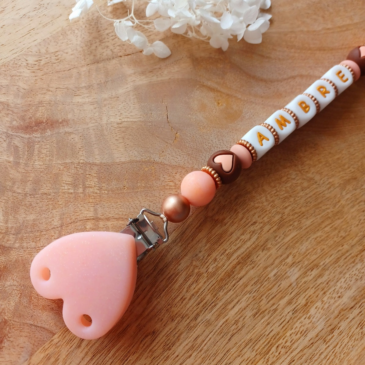 Attache tétine personnalisée avec prénom – Silicone sans BPA, douce et sécurisée (modèle cœur). Ambre