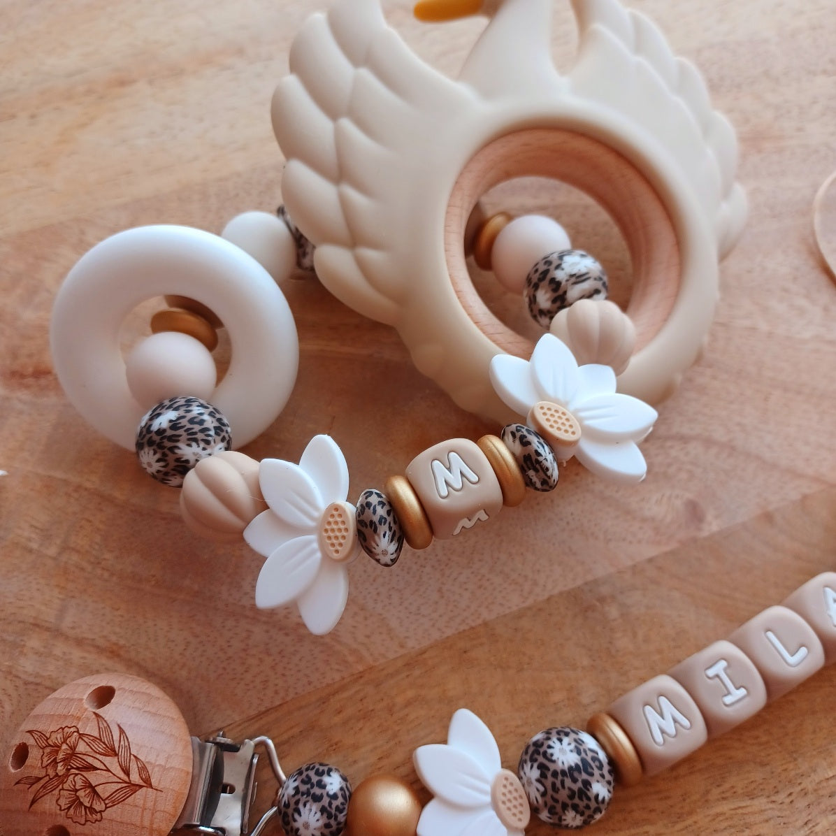 Attache Tétine Personnalisée Bébé – Fleur de Lotus et Perles Imprimés Félines | Cadeau Naissance. Mila