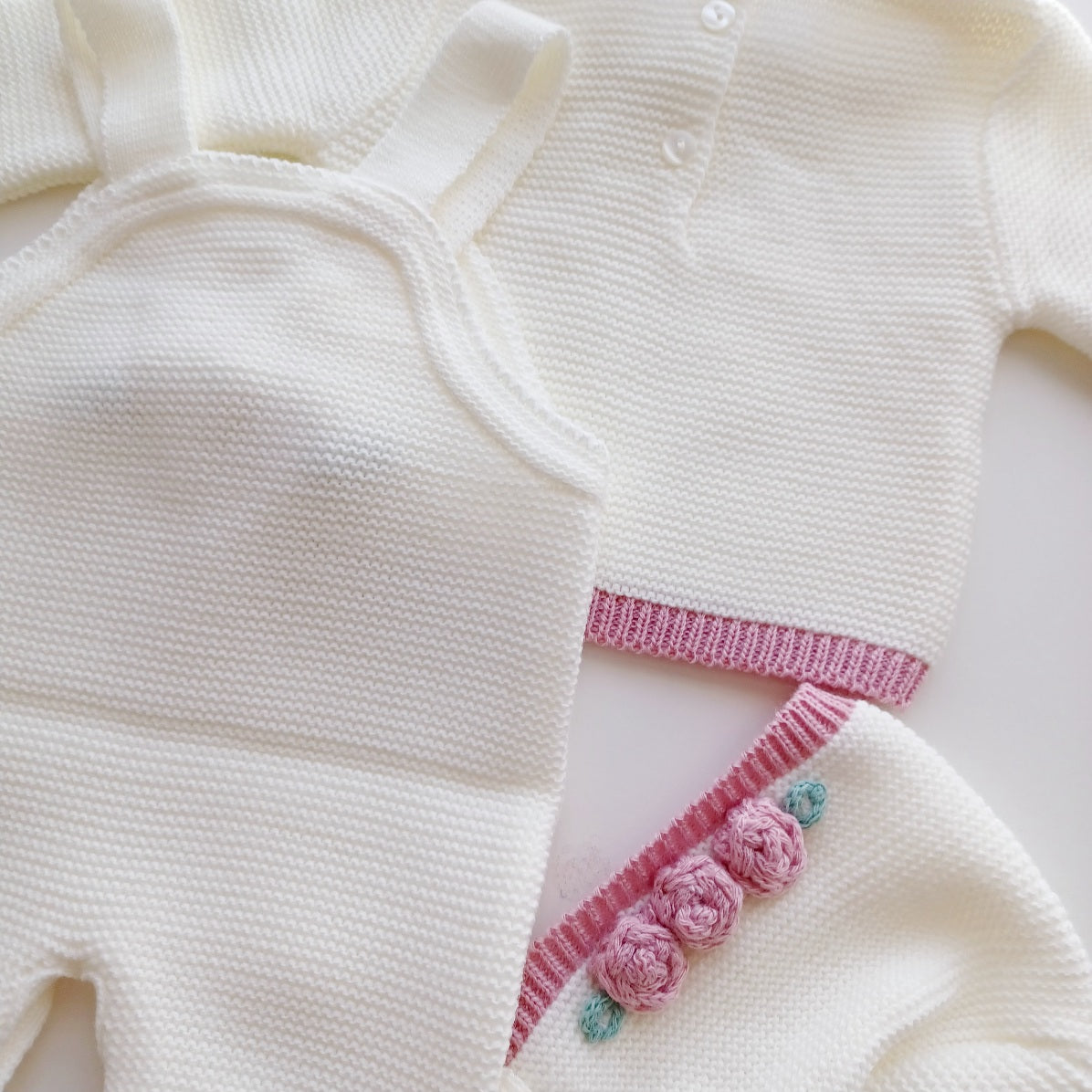 Ensemble Personnalisable salopette manches longues, pull et bonnet en maille pour bébé. Sarah Ivoire