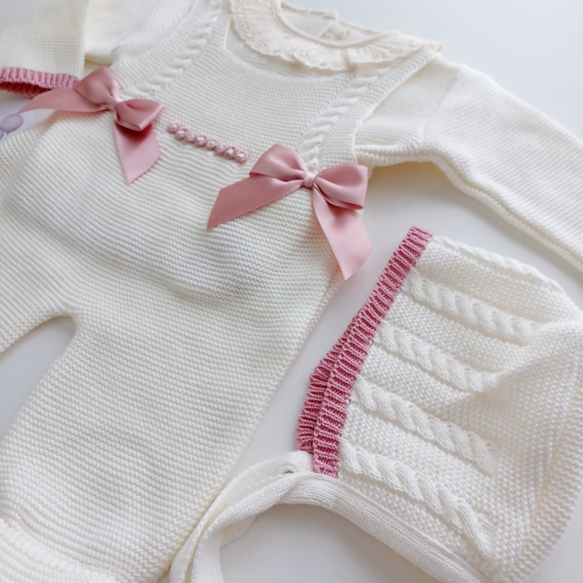 Ensemble salopette manches longues, pull et bonnet en maille pour bébé. Alma, ivoire.