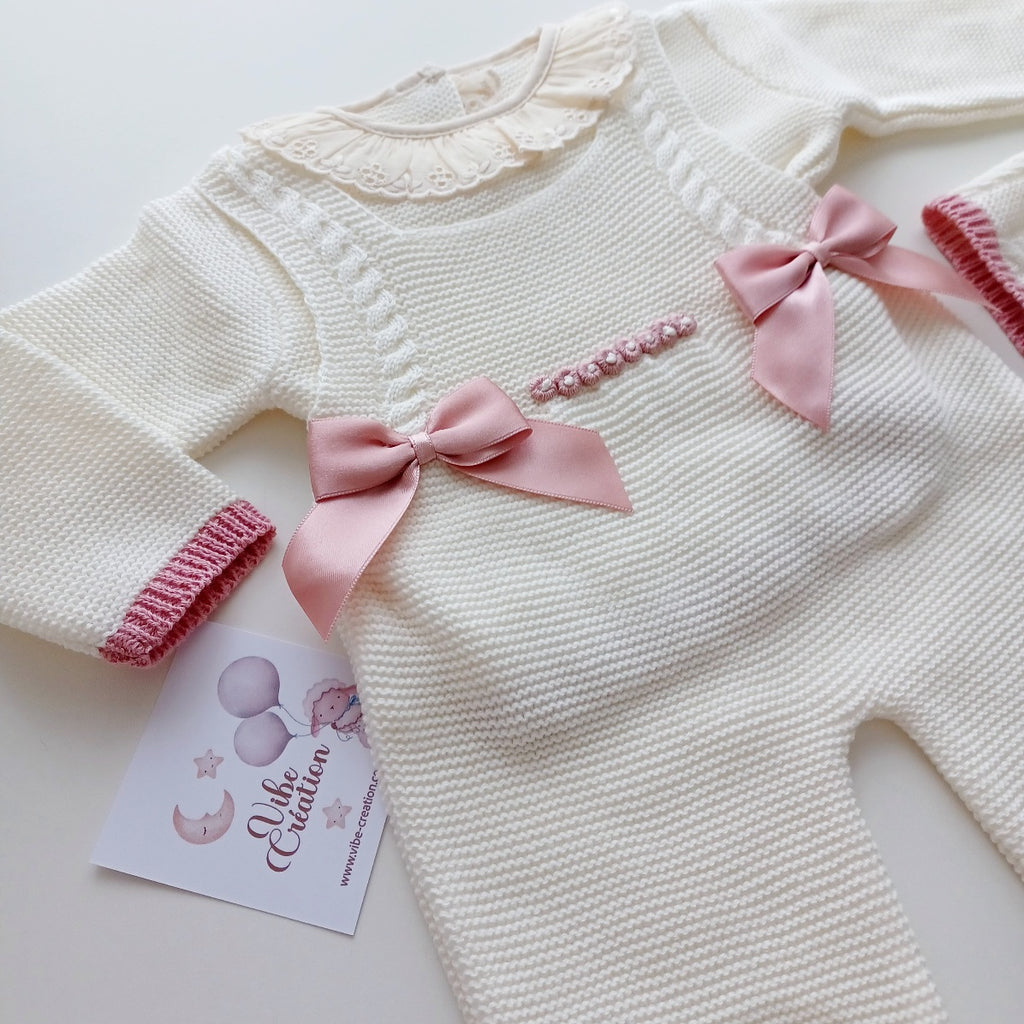 Ensemble salopette manches longues, pull et bonnet en maille pour bébé. Alma, ivoire.