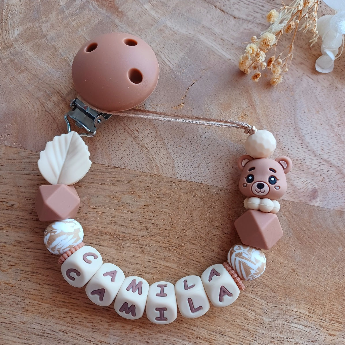 Attache-Tétine Personnalisée Prénom Bébé Terracota avec Ourson en Silicone. Camila