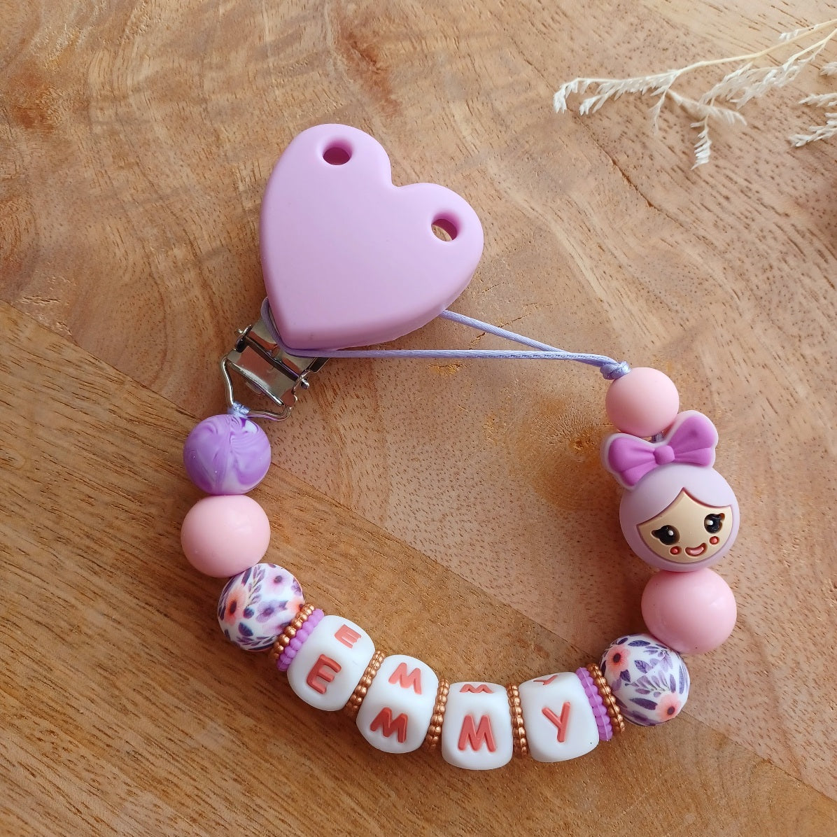 Attache Tétine Personnalisé Fille avec Prénom – Silicone Alimentaire Sans BPA – Motif Floral Rose & Violet – Cadeau Naissance Bébé. Emmy
